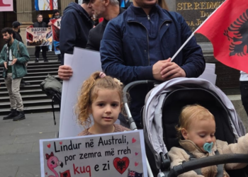 Mijëra shqiptarë mbushin rrugët e qyteteve në Australi: Rama jep dorëheqjen! –