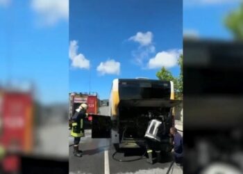 Përfshihet nga flakët autobusi i linjës Durrës-Spitallë, po transportonte studentë –
