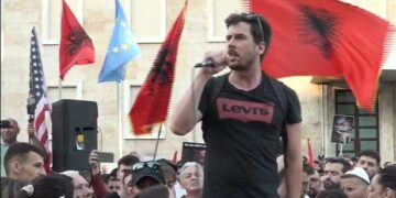 “Rama dorëhiqu”/ Të huaj pjesëmarrës në protestën në Tiranë –