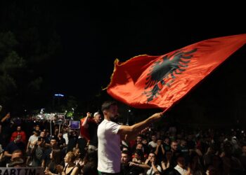 Vijon marshimi i protestuesve në Tiranë, rritet pjesëmarrja e emigrantëve –