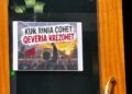 “Kur rinia çohet, qeveria rrëzohet”, deputeti Klevis Balliu vendos pankartë tek dera e Kuvendit –