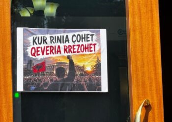 “Kur rinia çohet, qeveria rrëzohet”, deputeti Klevis Balliu vendos pankartë tek dera e Kuvendit –