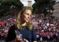Revolta masive! Shkrimtarja Lea Ypi reagon për protestën e 11-të në Tiranë, publikon pamje nga tubimi: Ndjehem shumë krenare! –