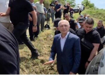 Meta mbërrin në Skrapar për ceremoninë e përcjelljes së të atit drejt banesës së fundit (Video) –