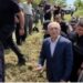Meta mbërrin në Skrapar për ceremoninë e përcjelljes së të atit drejt banesës së fundit (Video) –