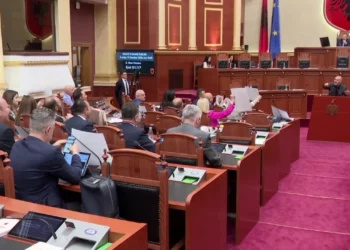 Ulsi Manja flet në foltore, deputetet e PD-së këndojnë ‘refrenin’ e protestuesve: “Rama jepe dorëheqjen” –