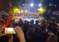 Ndërtimet në Zvërnec/ Protestuesit shkojnë te selia e PD, thërrasin në kor ‘opozitë e shitur’ –