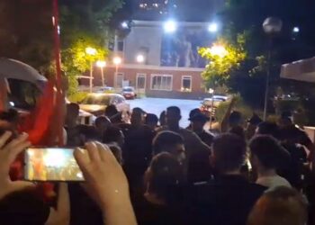 Ndërtimet në Zvërnec/ Protestuesit shkojnë te selia e PD, thërrasin në kor ‘opozitë e shitur’ –