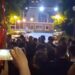 Ndërtimet në Zvërnec/ Protestuesit shkojnë te selia e PD, thërrasin në kor ‘opozitë e shitur’ –