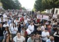 “Shqipëria nuk është në shitje”! Qytetarët zbresin sërish sot në shesh kundër projektit në Zvërnec –