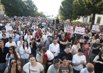 “Shqipëria nuk është në shitje”! Qytetarët zbresin sërish sot në shesh kundër projektit në Zvërnec –