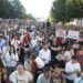 “Shqipëria nuk është në shitje”! Qytetarët zbresin sërish sot në shesh kundër projektit në Zvërnec –
