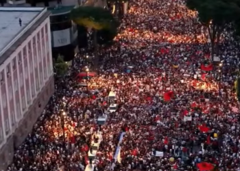 “Shqipëri e re”! Sot protesta e 11-të, mijëra qytetarë në shesh kërkojnë dorëheqjen e Ramës: Ju erdhi fundi –