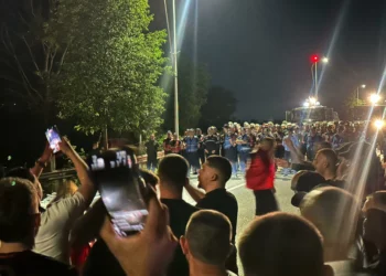 Protestuesit bllokojnë në mesnatë autostradën Tiranë- Durrës, përballen me policinë afër Rinasit –