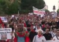 “Jemi antipartiakë”, protestuesit përsërisin thirrjen: Opozita jemi ne! –