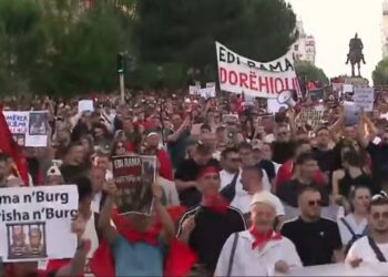 “Jemi antipartiakë”, protestuesit përsërisin thirrjen: Opozita jemi ne! –