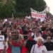 “Jemi antipartiakë”, protestuesit përsërisin thirrjen: Opozita jemi ne! –