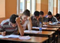 Provimi i parë i Maturës Shtetërore, maturantët në Peqin u përjashtuan pasi futën fshehurazi celularë –