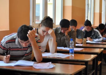 Provimi i parë i Maturës Shtetërore, maturantët në Peqin u përjashtuan pasi futën fshehurazi celularë –