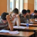 Provimi i parë i Maturës Shtetërore, maturantët në Peqin u përjashtuan pasi futën fshehurazi celularë –