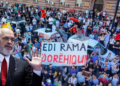 Protesta po shtrihen brenda dhe jashtë vendit, Rama vazhdon tallët tallet me protestuesit: Rroftë mememania! –