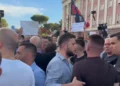 Tension në tubimin para kryeministrisë, protestuesit përplasen me anëtarë të FRPD: Opozitë e shitur –