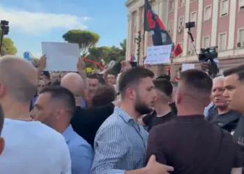 Tension në tubimin para kryeministrisë, protestuesit përplasen me anëtarë të FRPD: Opozitë e shitur –