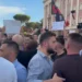 Tension në tubimin para kryeministrisë, protestuesit përplasen me anëtarë të FRPD: Opozitë e shitur –