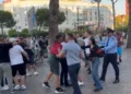 Tensione në protestë, tubuesit konfliktohen fizikisht me mbështetësit e PS. Ndërhyn policia –