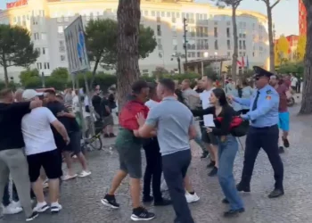 Tensione në protestë, tubuesit konfliktohen fizikisht me mbështetësit e PS. Ndërhyn policia –