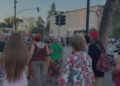 Protesta, atraksion turistik/ Grupi i francezëve i bashkohet tubimit para Kryeministrisë –