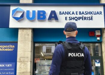 Vodhën depozitat e klientëve duke falsifikuar sistemin, arrestohen drejtori dhe stafi i bankës në Tiranë –