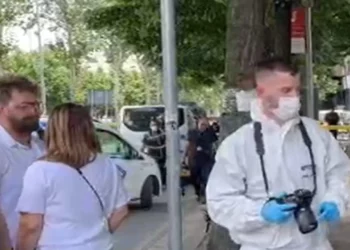 Detaje nga grabitja në bankë, autori ndoqi qytetaren deri te arka, si ia rrëmbeu paratë nga dora –